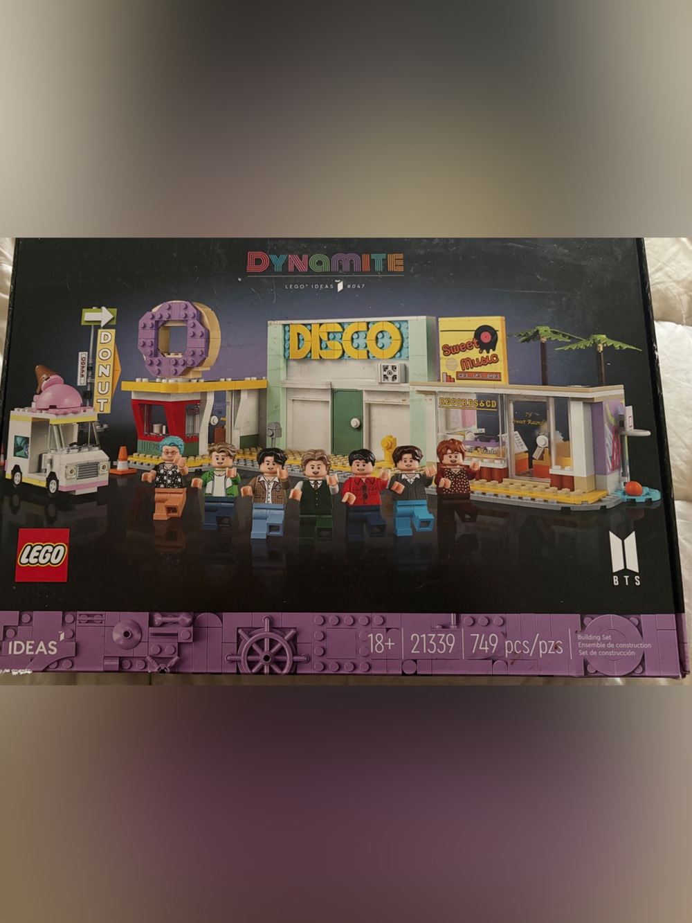 LEGO BTS Dynamite - Picture 2 of 3